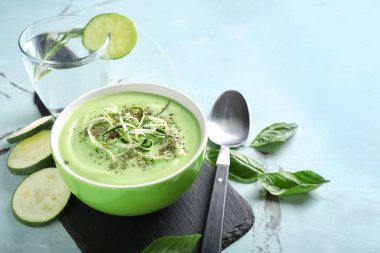 Lezzetli kabak çorbası üzerinde masa lambası ile kase