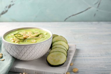 Hafif ahşap masa üzerinde lezzetli kabak çorbası ile kase