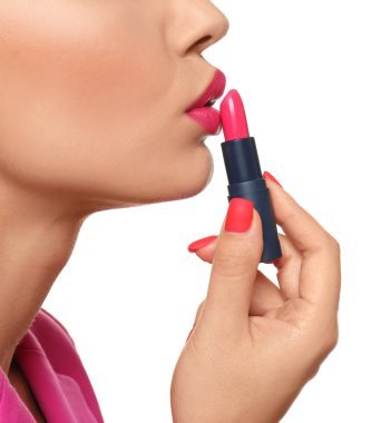 Beyaz arka plan, closeup parlak pembe ruj olan güzel kadın