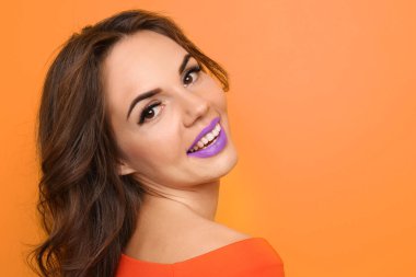 Leylak rengi arka plan ruj olan güzel kadın