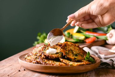 Ahşap masa, tatlı ekşi krema lezzetli kabak krep üzerine dökülen kadın