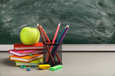 Kirli kara tahta karşı masada apple ile okul kırtasiye