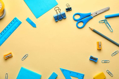 Renk arka plan üzerinde farklı okul Kırtasiye ile kompozisyon