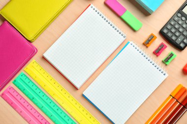 Ahşap arka plan üzerinde farklı okul Kırtasiye ile kompozisyon