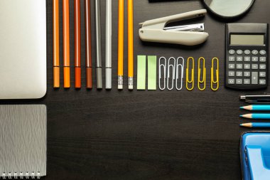 Koyu arka plan üzerinde farklı okul Kırtasiye ile kompozisyon