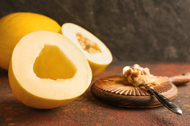 RIPE kavun masanın üstüne kesmek.