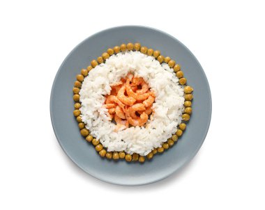 Lezzetli pilav ile karides ve bezelye plaka üzerinde beyaz izole, haşlanmış