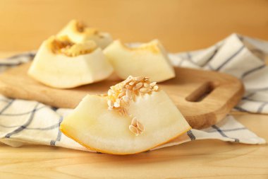 Kavun ahşap masanın üzerine dilimlenmiş RIPE