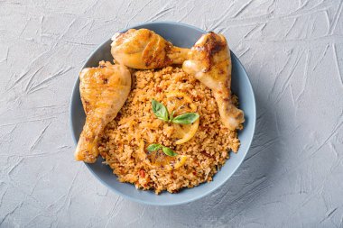 Lezzetli pilav tavuk drumsticks gri arka plan üzerinde kase ile haşlanmış