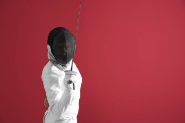 Genç kadın fencer renk arka plan üzerinde