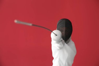 Genç kadın fencer renk arka plan üzerinde