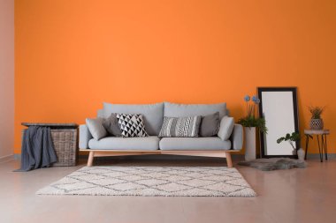 Kanepe ve büyük ayna ile modern oda içi