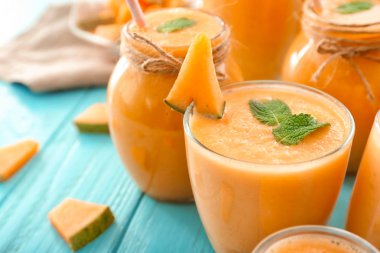 Cam ve kavanoz lezzetli kavun yüzlü üzerinde renk tablosu ile