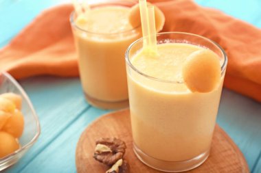 Renk tablosu üzerinde lezzetli kavun güler yüzlü camla