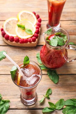 Sürahi ve bardak taze ahududu limonata ahşap tablo