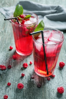 Ahşap masa üzerinde taze ahududu limonata