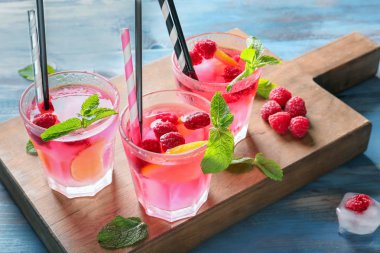 Gemide taze ahududu limonata