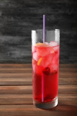 Cam ahşap masa üzerinde taze ahududu limonata