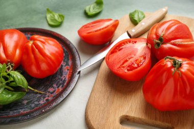 Yönetim Kurulu ve lezzetli domates ve masa lambası, closeup üzerinde taze fesleğen ile plaka