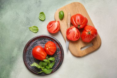 Yönetim Kurulu ve lezzetli domates ve masa lambası üzerinde taze fesleğen ile plaka