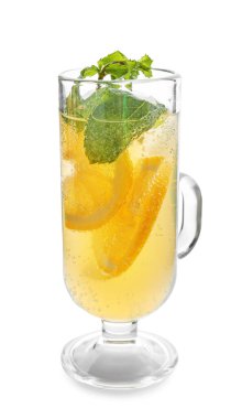 Cam fincan beyaz zemin üzerine taze limonata