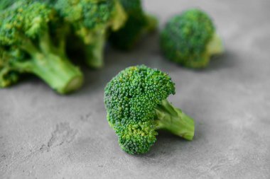 Gri tablo taze yeşil brokoli