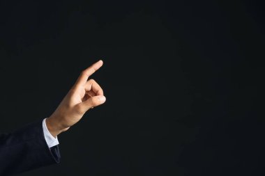 Koyu arkaplanda sanal ekran kullanan iş adamı