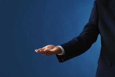 Bir şey renk arka plan üzerinde tutan işadamı