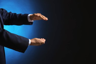 Bir şey renk arka plan üzerinde tutan işadamı