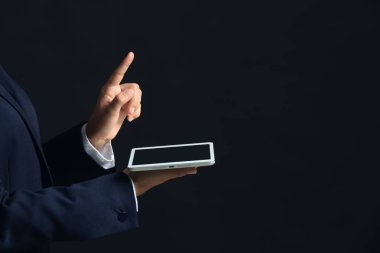 İş kadını ile tablet Pc sanal ekran üzerinde koyu arka plan kullanarak