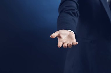 Bir şey renk arka plan üzerinde tutan işkadını