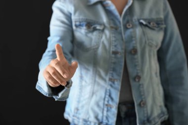 Sanal ekran karanlık arka planda, closeup kullanan genç kadın