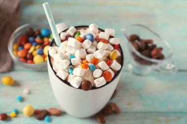 Fincan lezzetli kakao ve şekerleme masada