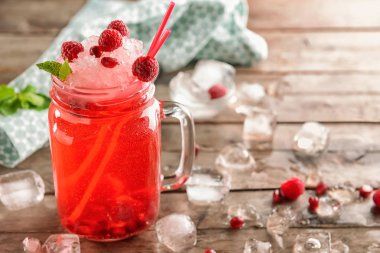 Taze yaz ahşap masa üzerinde mason kavanoza kokteyl