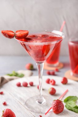 Taze yaz kokteyl cam beyaz ahşap tahta üzerinde