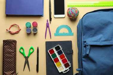 Farklı okul kırtasiye ve açık renkli telefon ile kompozisyon