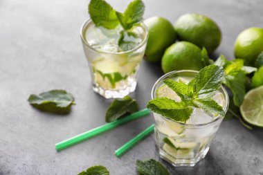 Gri masada bir bardak taze mojito.