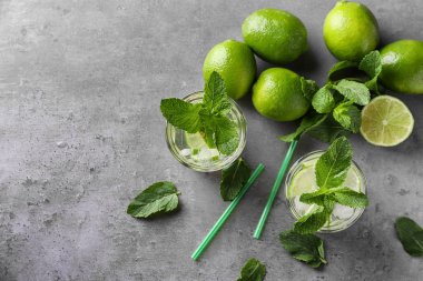 Gri masada bir bardak taze mojito.