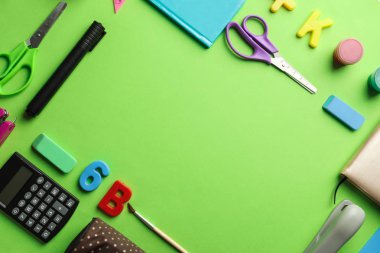 Farklı okul kırtasiye ve hesap makinesinde renk arka plan yapılmış çerçeve