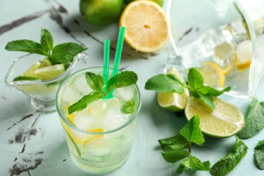Cam masa lambası üzerinde taze Mojito