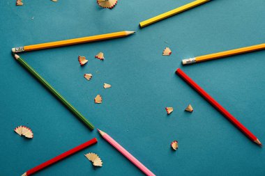 Renk arka plan üzerinde farklı kalemler. Okul kırtasiye