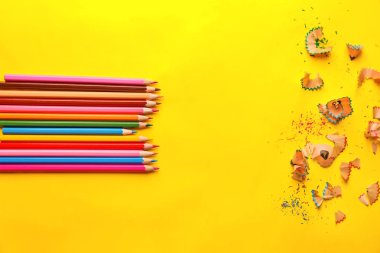 Renk arka plan üzerinde farklı kalemler. Okul kırtasiye