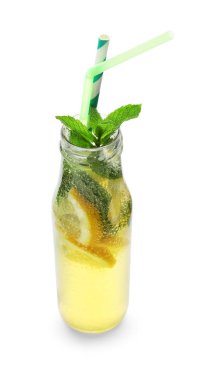 Beyaz arka plan üzerinde taze limonata şişe