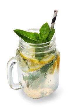 Mason kavanoza beyaz zemin üzerine taze limonata
