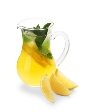 Beyaz arka plan üzerinde taze limonata sürahi