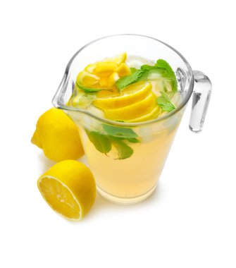 Beyaz arka plan üzerinde taze limonata sürahi