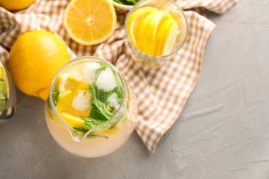 Masa lambası taze limonata sürahi