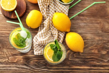Ahşap masa üzerinde taze limonata