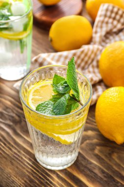 Tahta masada bir bardak taze limonata.