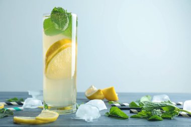 Tahta masada bir bardak taze limonata.